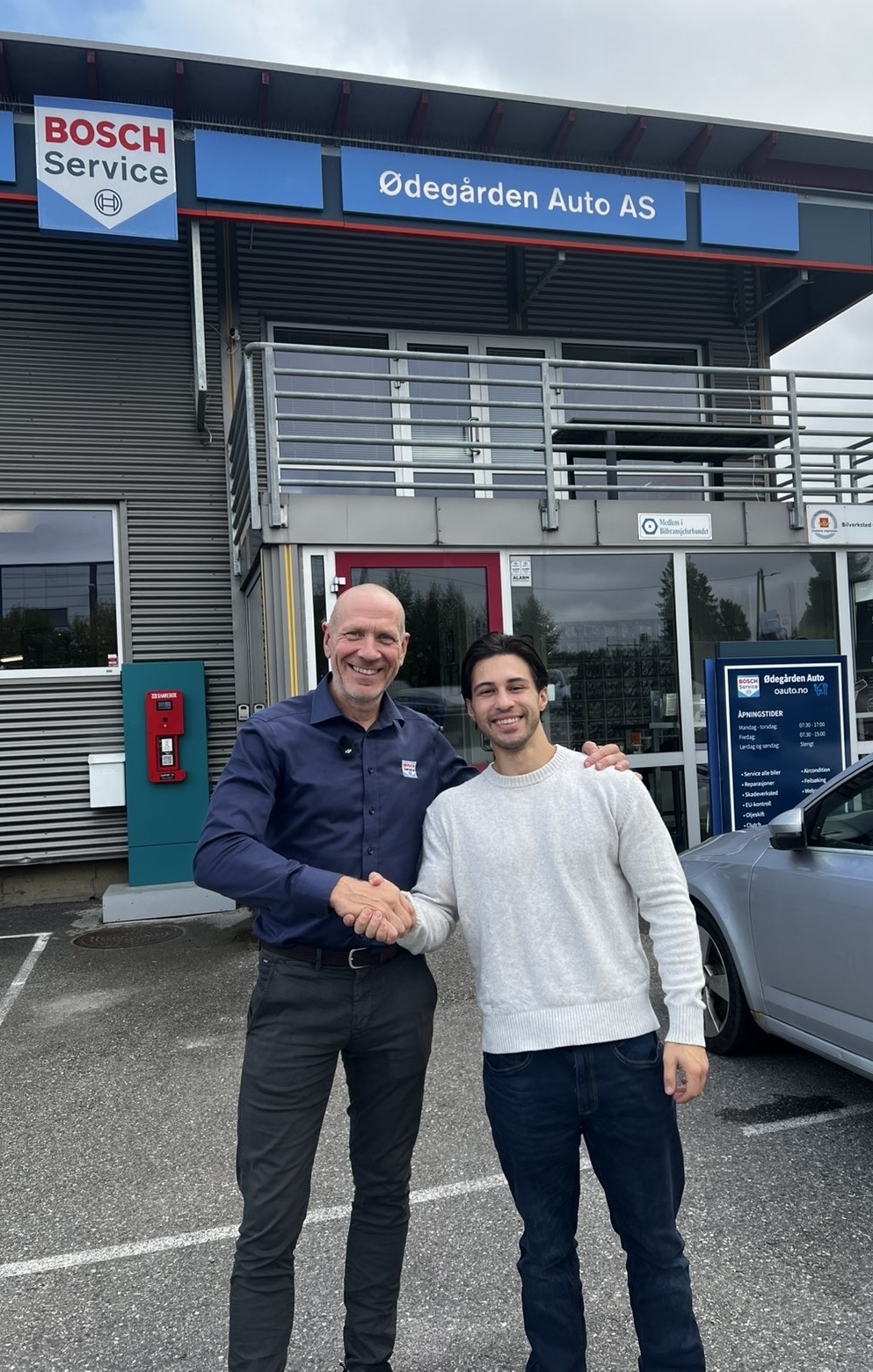 Arvid fra Markedsførerne sammen med Thomas, daglig leder på Ødegården Auto