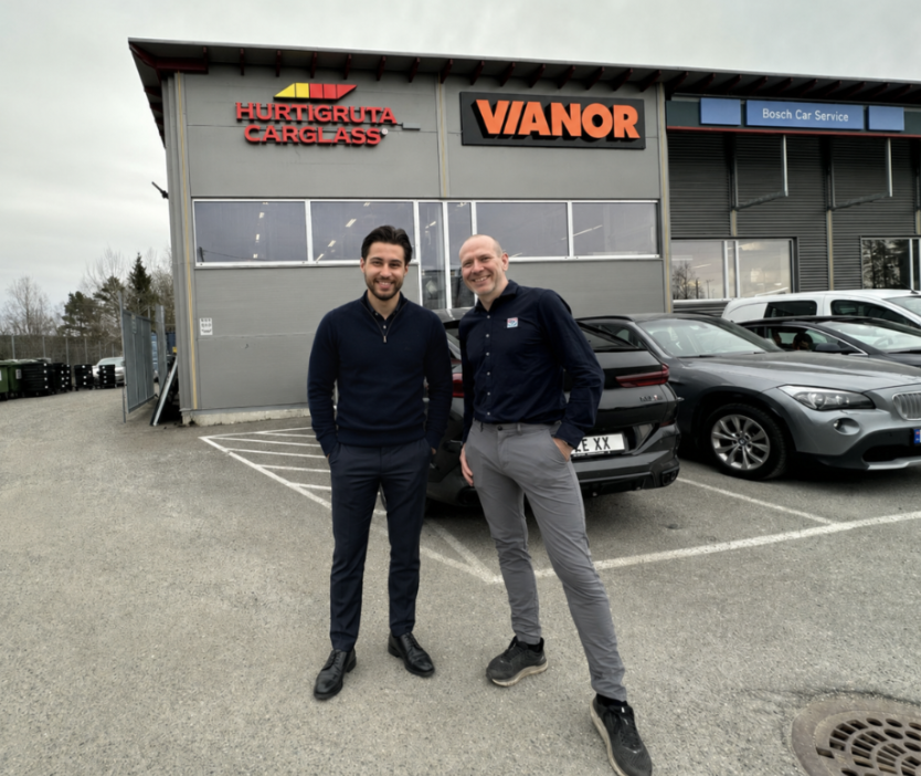 Oskar fra Markedsførerne sammen med Thomas i Ødegården Auto utenfor verkstedet
